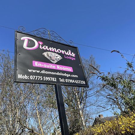 Diamonds Lodge Near York Hospital エクステリア 写真
