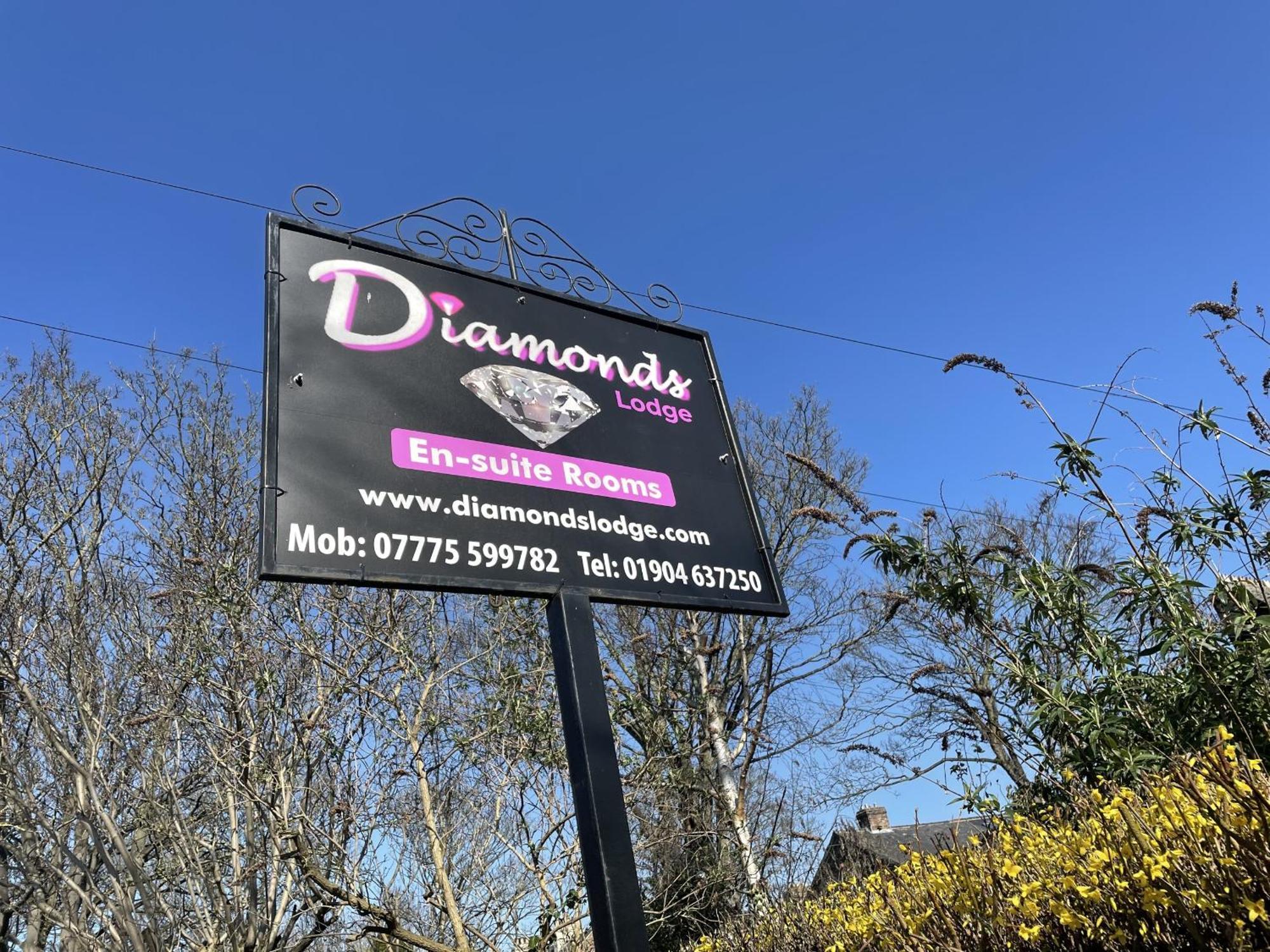 Diamonds Lodge Near York Hospital エクステリア 写真
